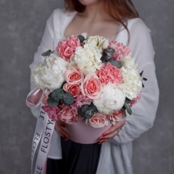 nezhnyj sbornyj buket v korobke s belymi pionami  6